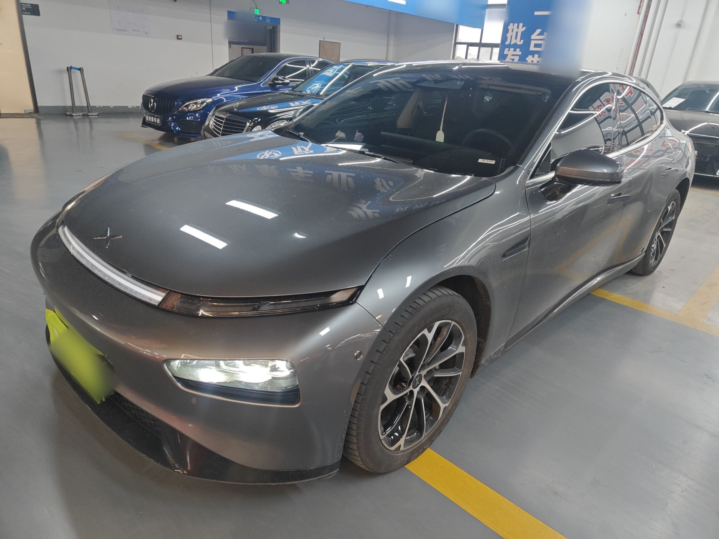 Под передней частью автомобиля