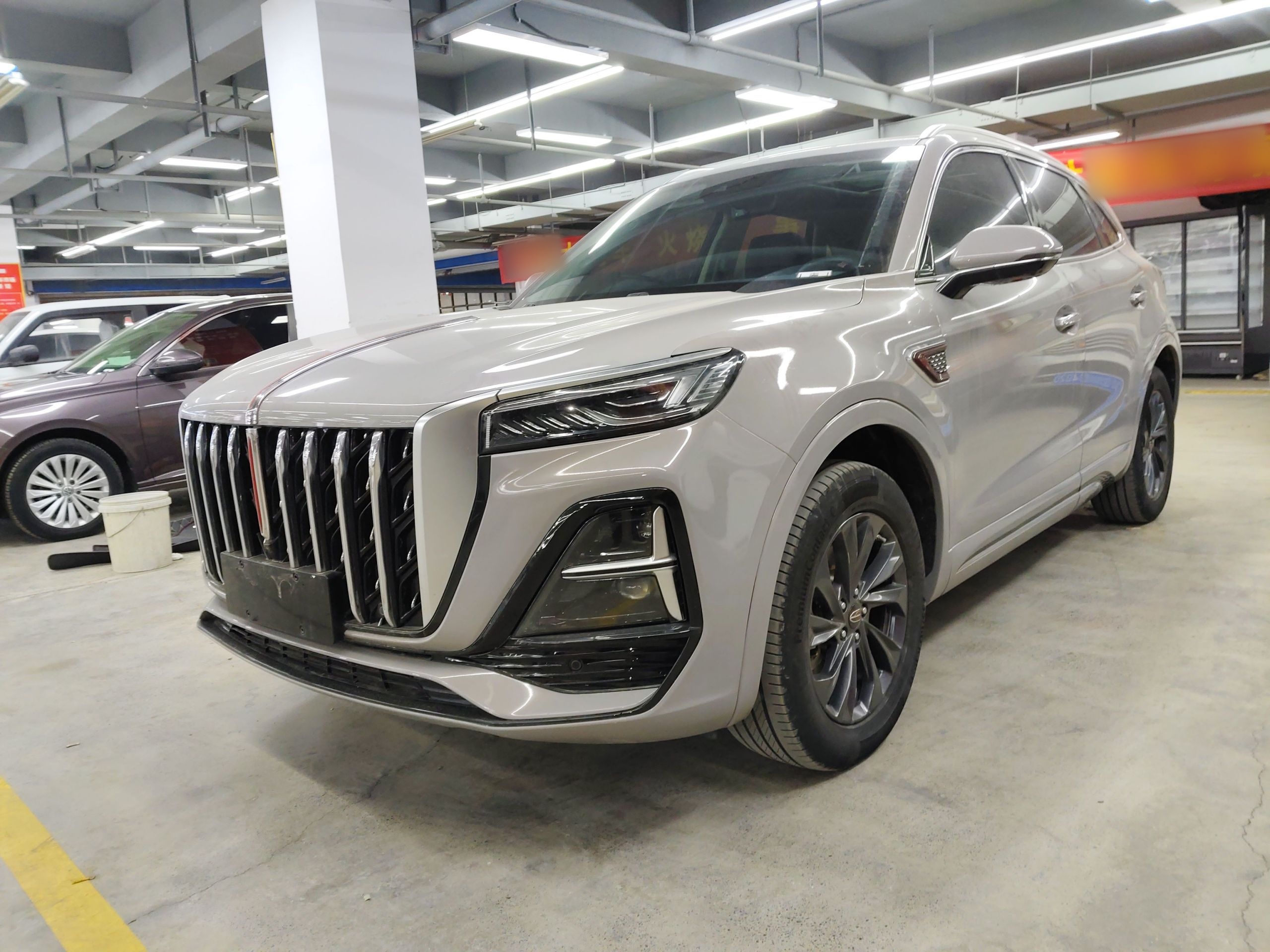 تحت مقدمة السيارة