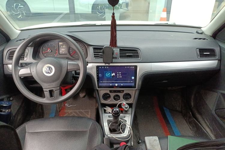 Used Volkswagen Lavida 2013 Revised Classic 1.6L Manual Fashion Edition Center Console