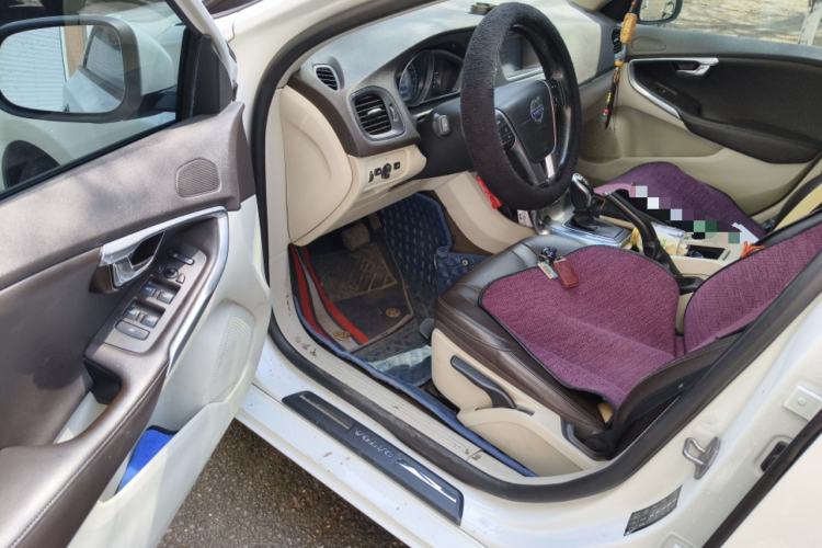 Used Volvo V40 2015 1.6T Zhiyi Edition
