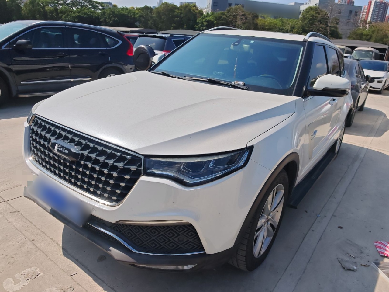 Под передней частью автомобиля