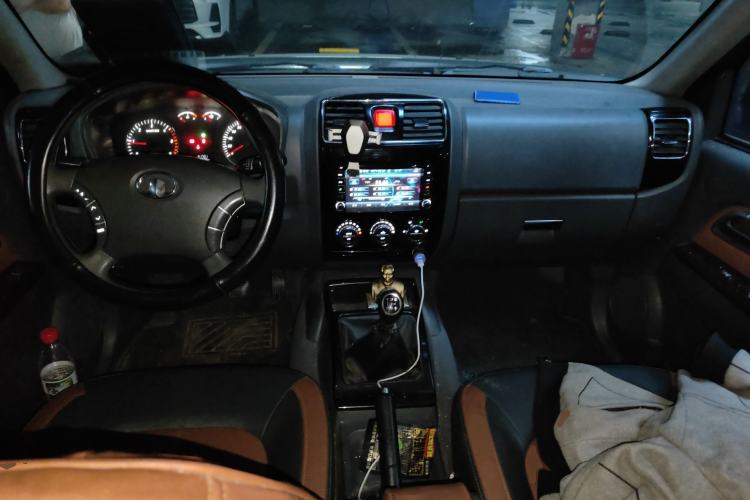 Used Great Wall Wingle 5 2013 2.8T European Version Two-Wheel Drive Elite Version Big Double-Cab GW2.8TC Center Console