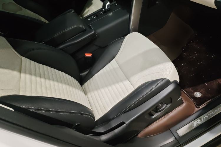 Used Land Rover Discovery 2021 360 PS R-Dynamic SE Right Front Seat