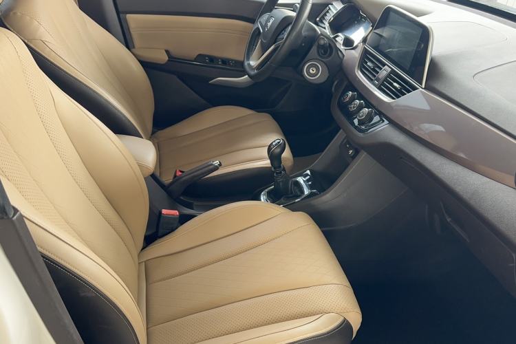 Used Baojun 310W 2017 1.5L Manual Fashion Model China V
