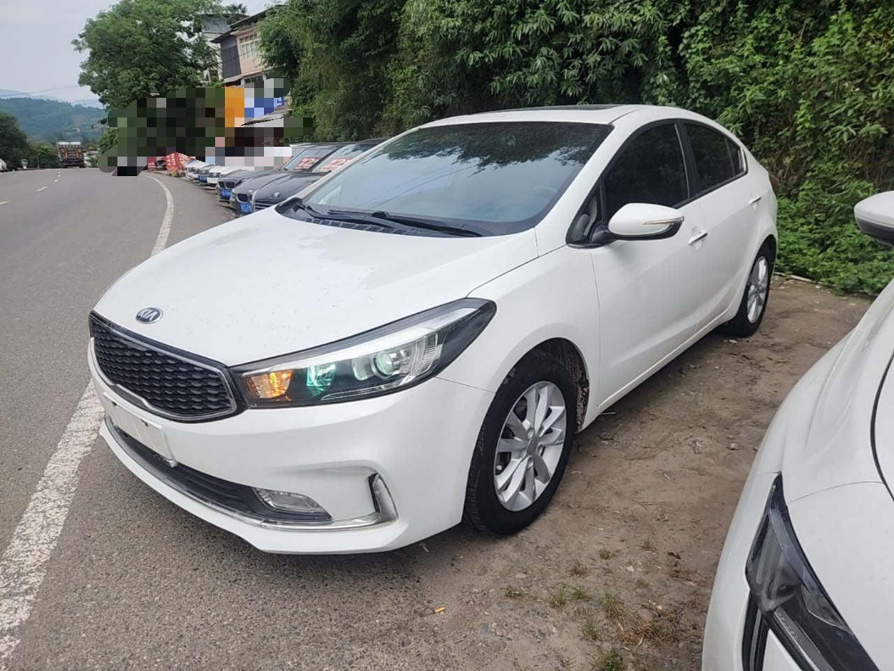 Под передней частью автомобиля