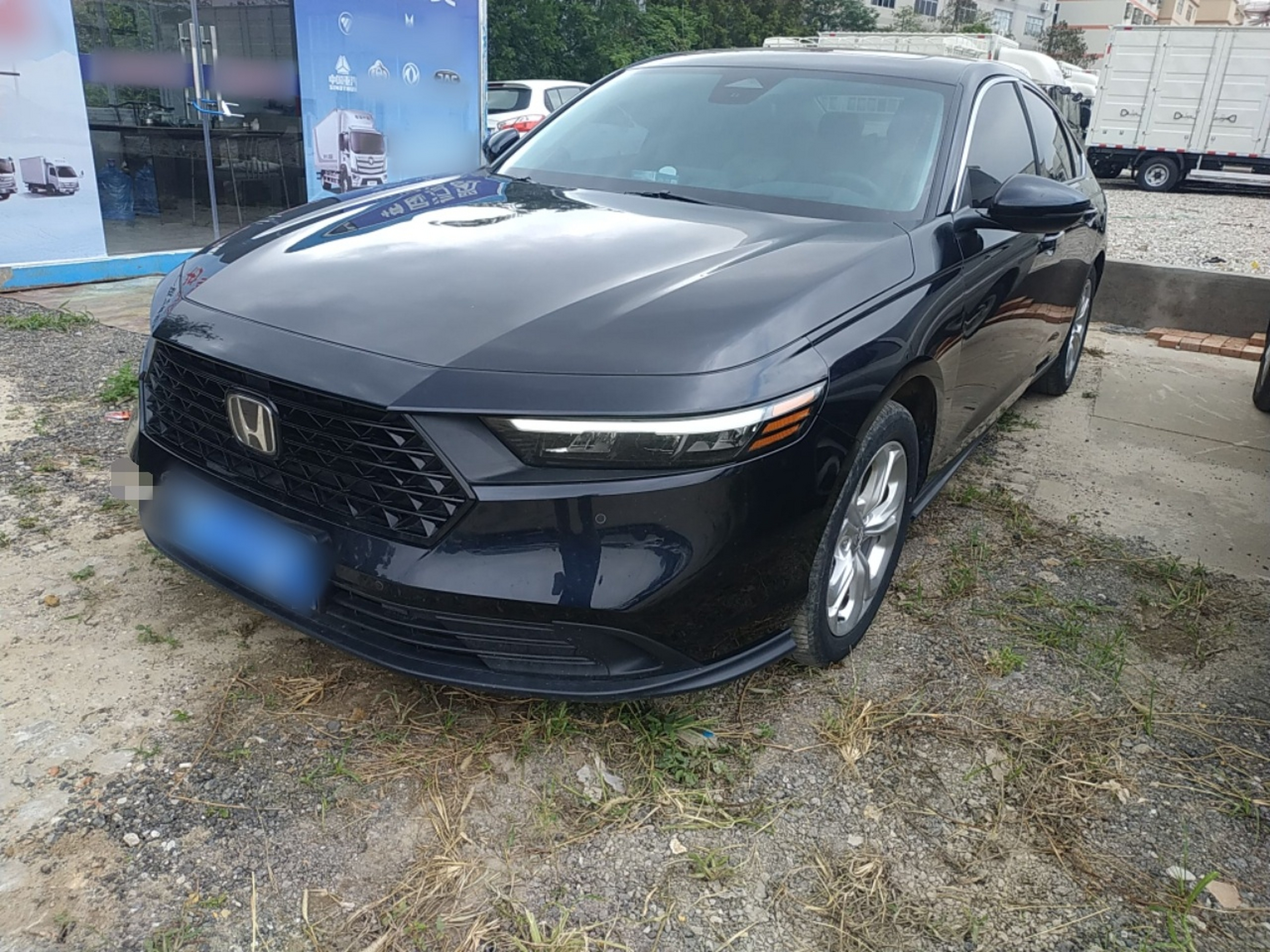 تحت مقدمة السيارة