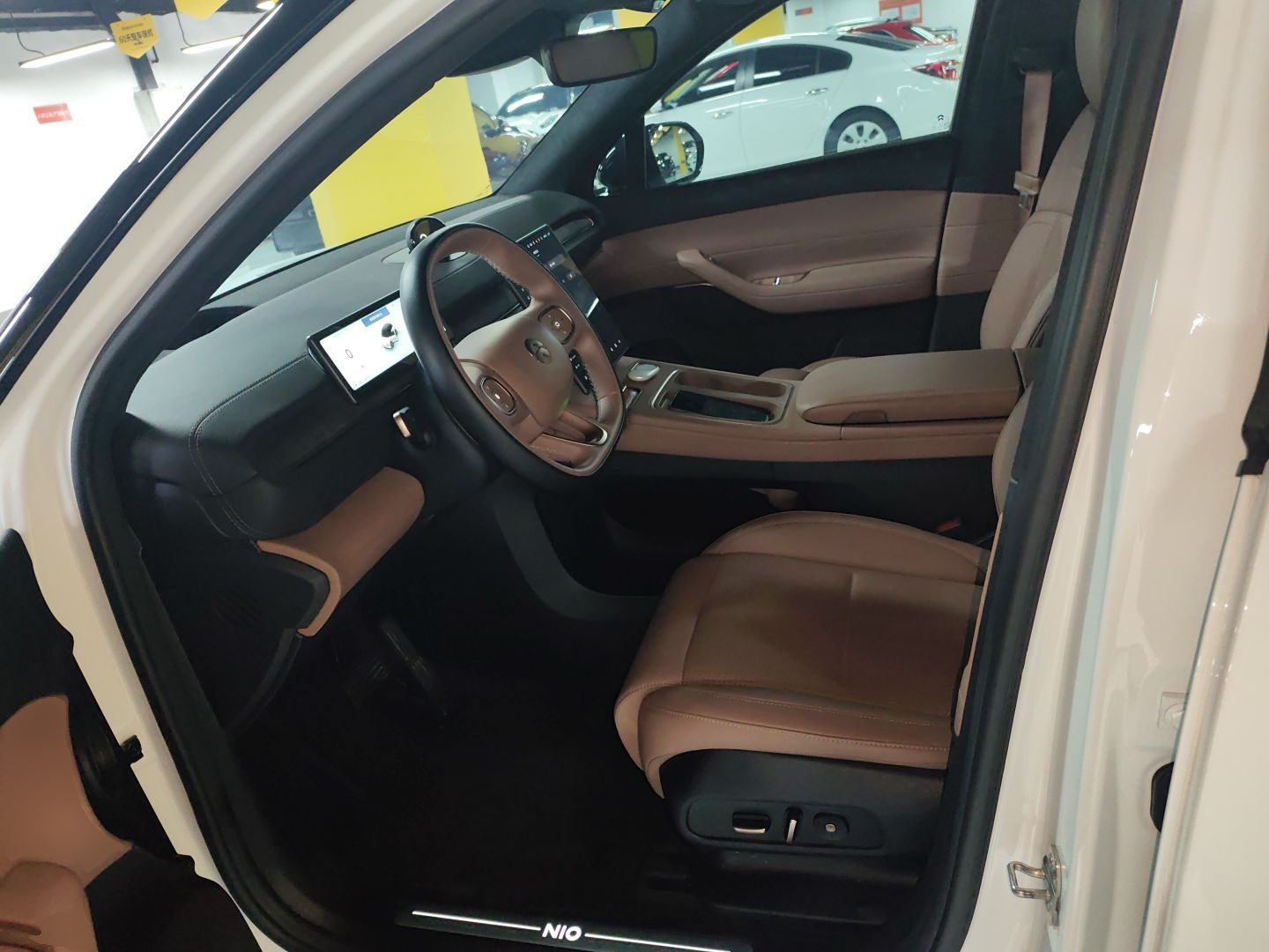 المقاعد الأمامية داخل السيارة