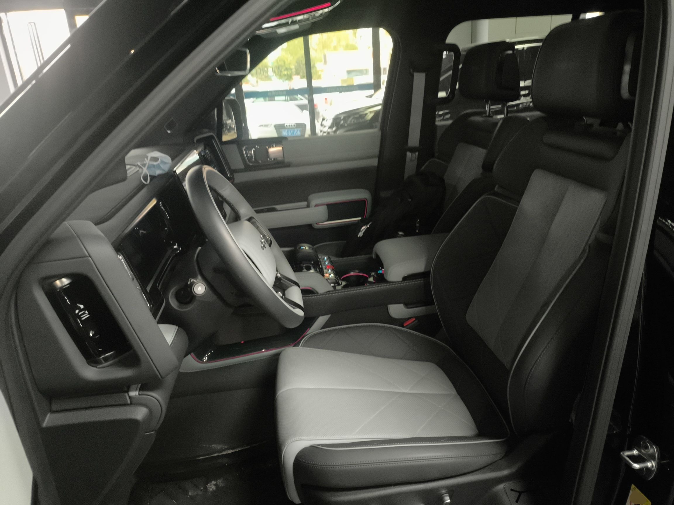 المقاعد الأمامية داخل السيارة