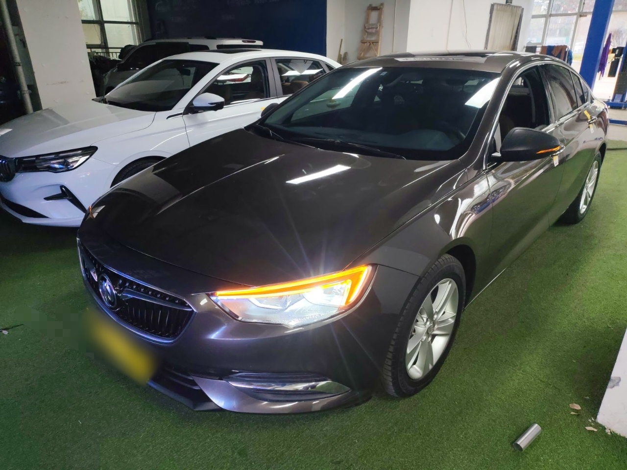 تحت مقدمة السيارة