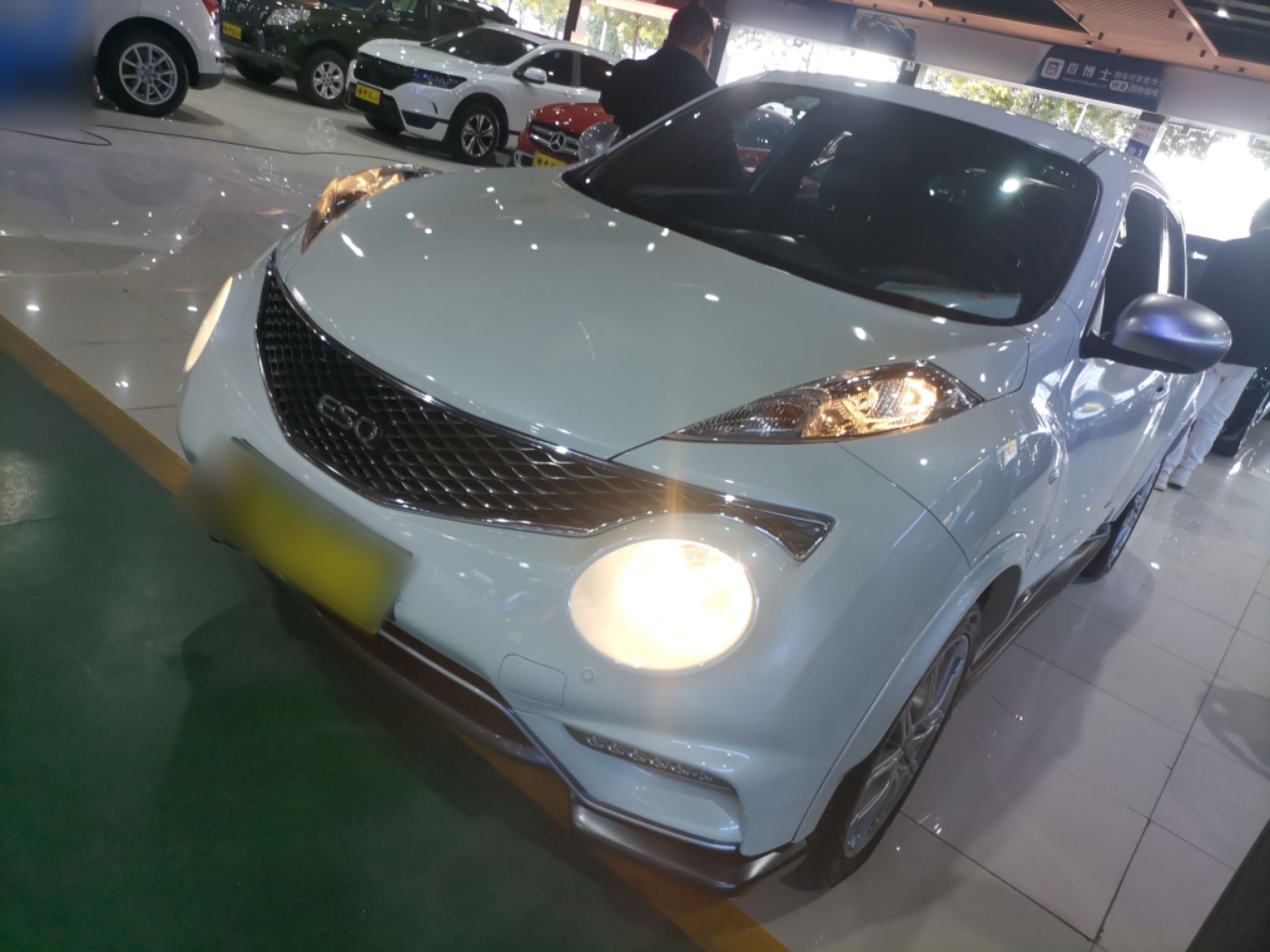 تحت مقدمة السيارة