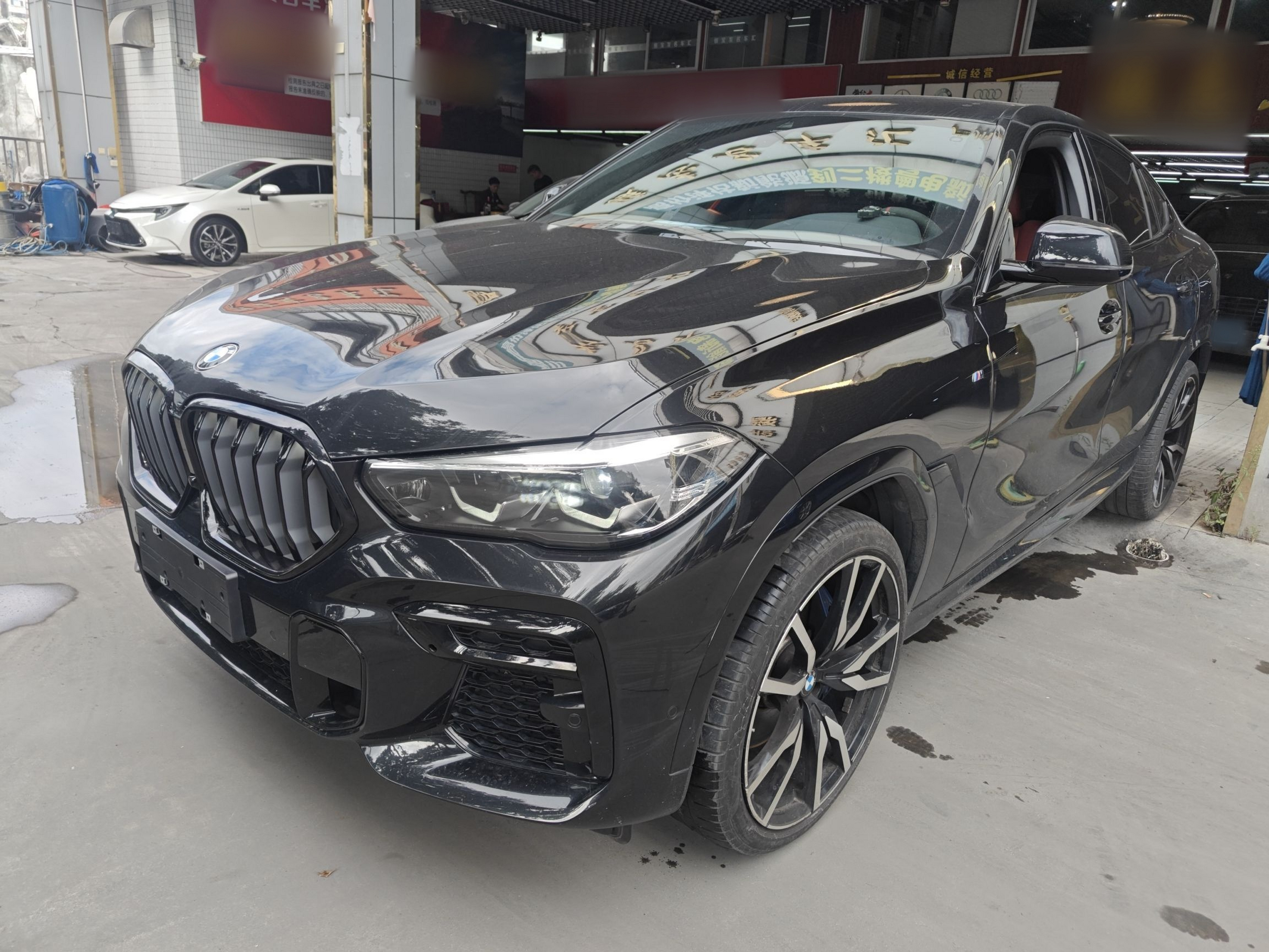 تحت مقدمة السيارة