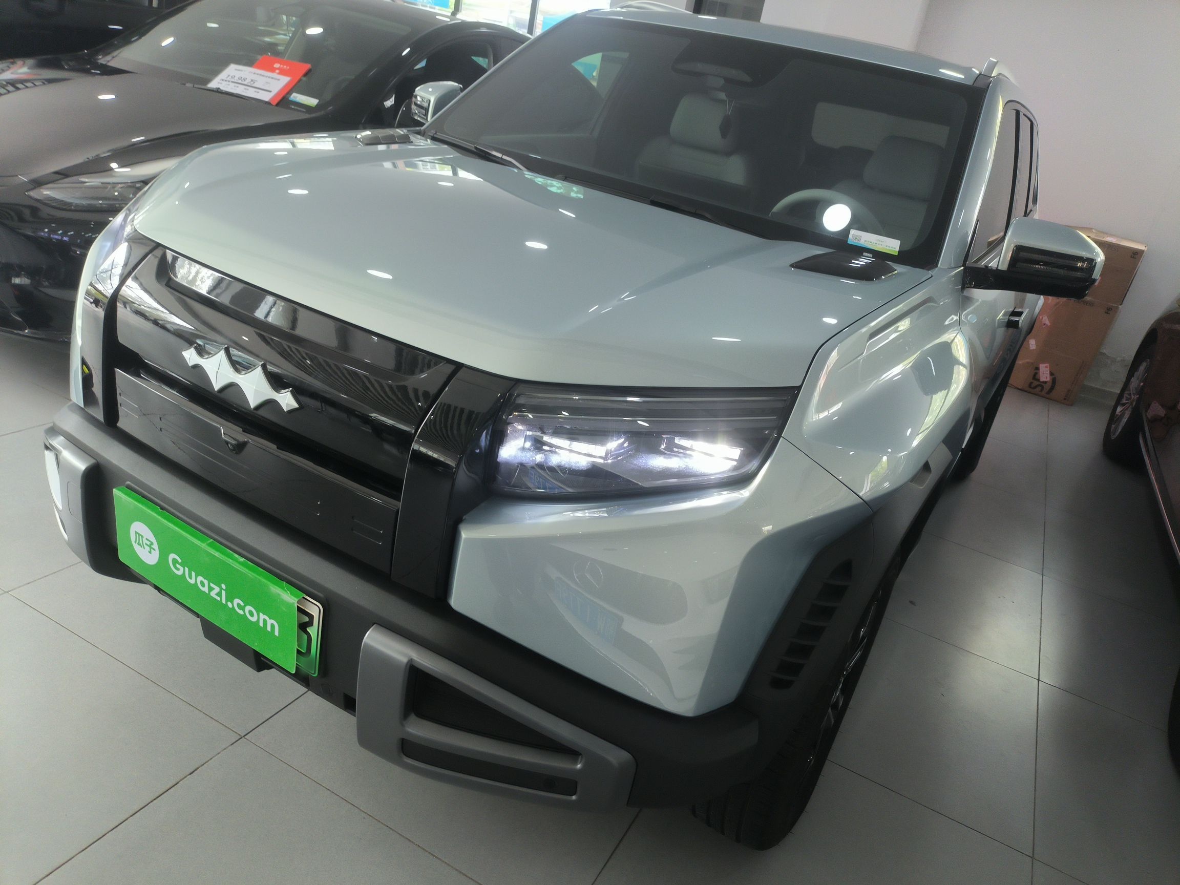 تحت مقدمة السيارة