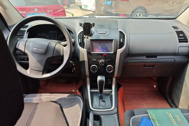 Used Isuzu D-MAX 2015 2.5T Two-Wheel Drive Automatic High-Performance Elite Version 4JK1
