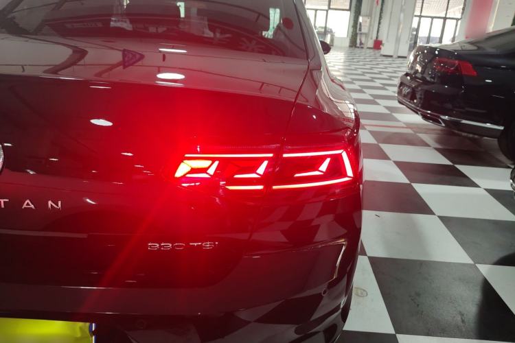 Used Volkswagen Magotan 2023 2 Million Units Commemorative Edition 330TSI DSG Luxury Version Right Rear Taillight