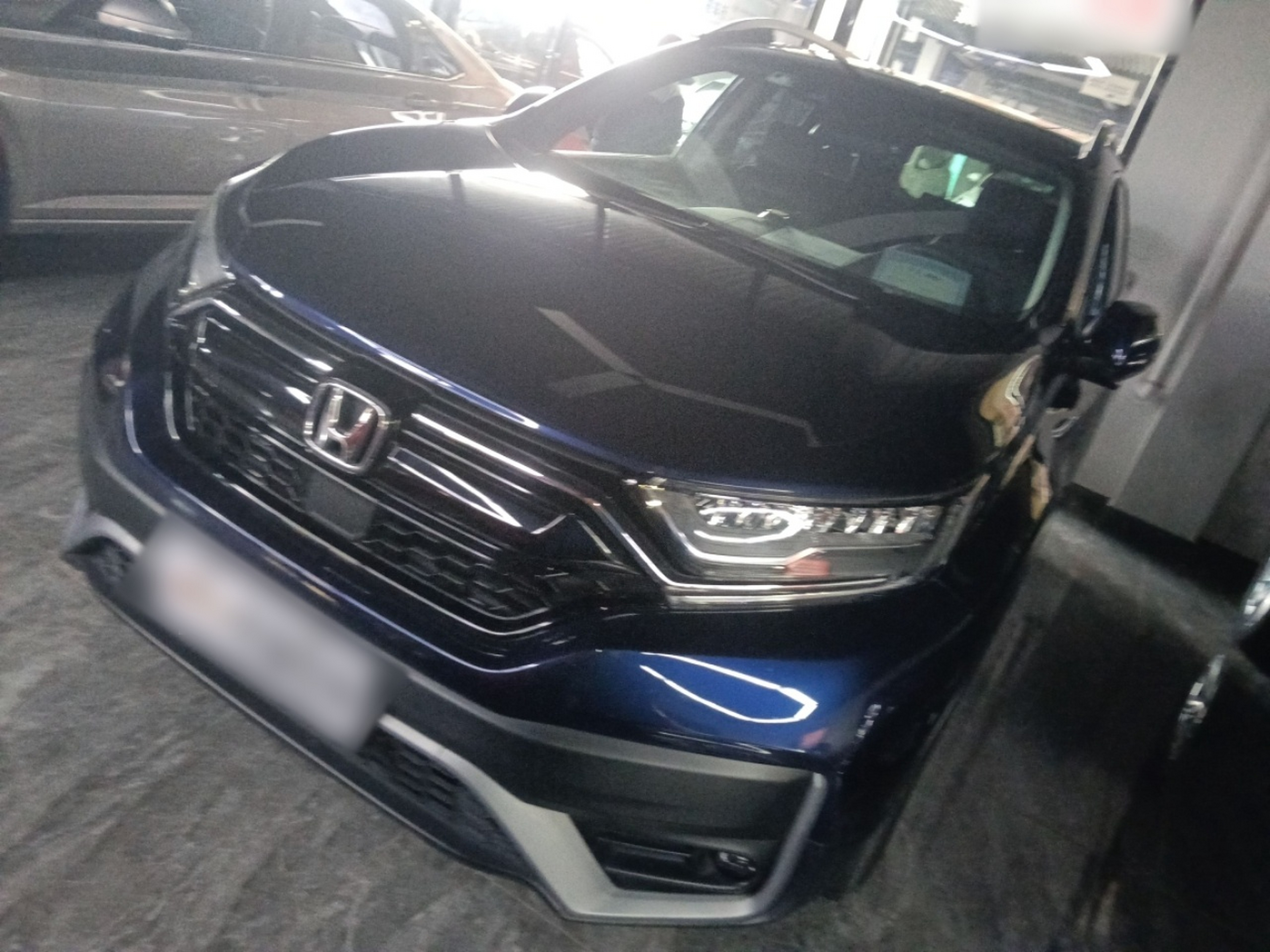 تحت مقدمة السيارة