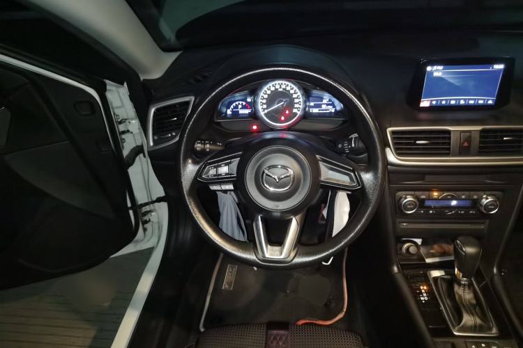 Used Mazda 3 Axela 2019 Cloud-Controlled Sedan 1.5L Automatic Luxury Model China VI Standard Steering Wheel