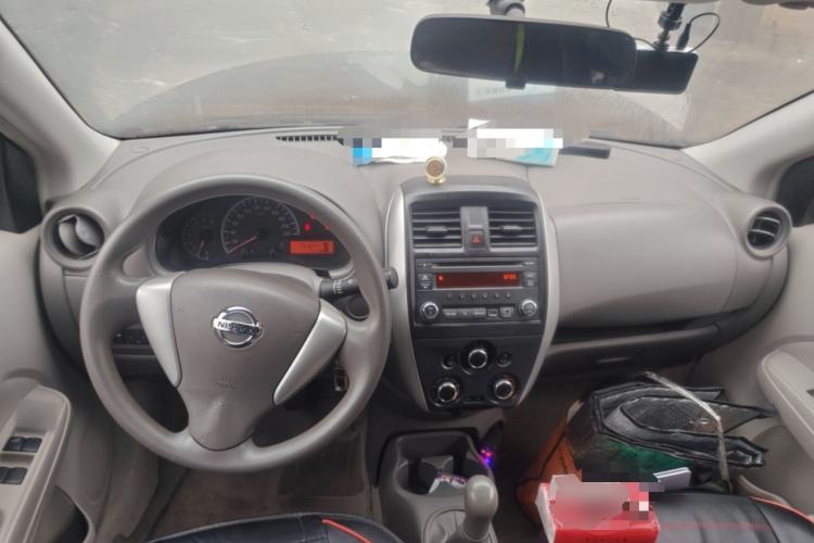 Used Nissan Sunny 2014 1.5XE Manual Elite Edition Center Console