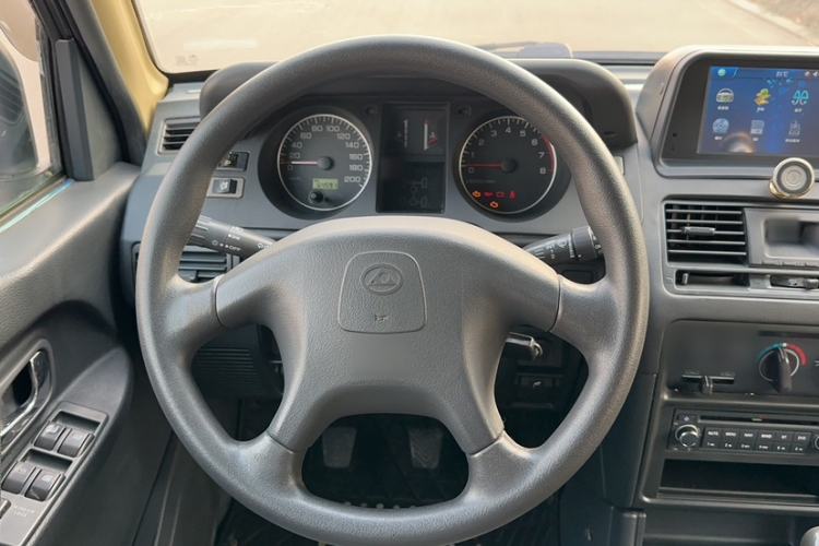 Used Leopaard Q6 2014 2.4L Two-Wheel Drive Version
