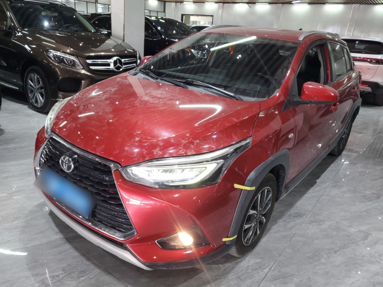 تحت مقدمة السيارة