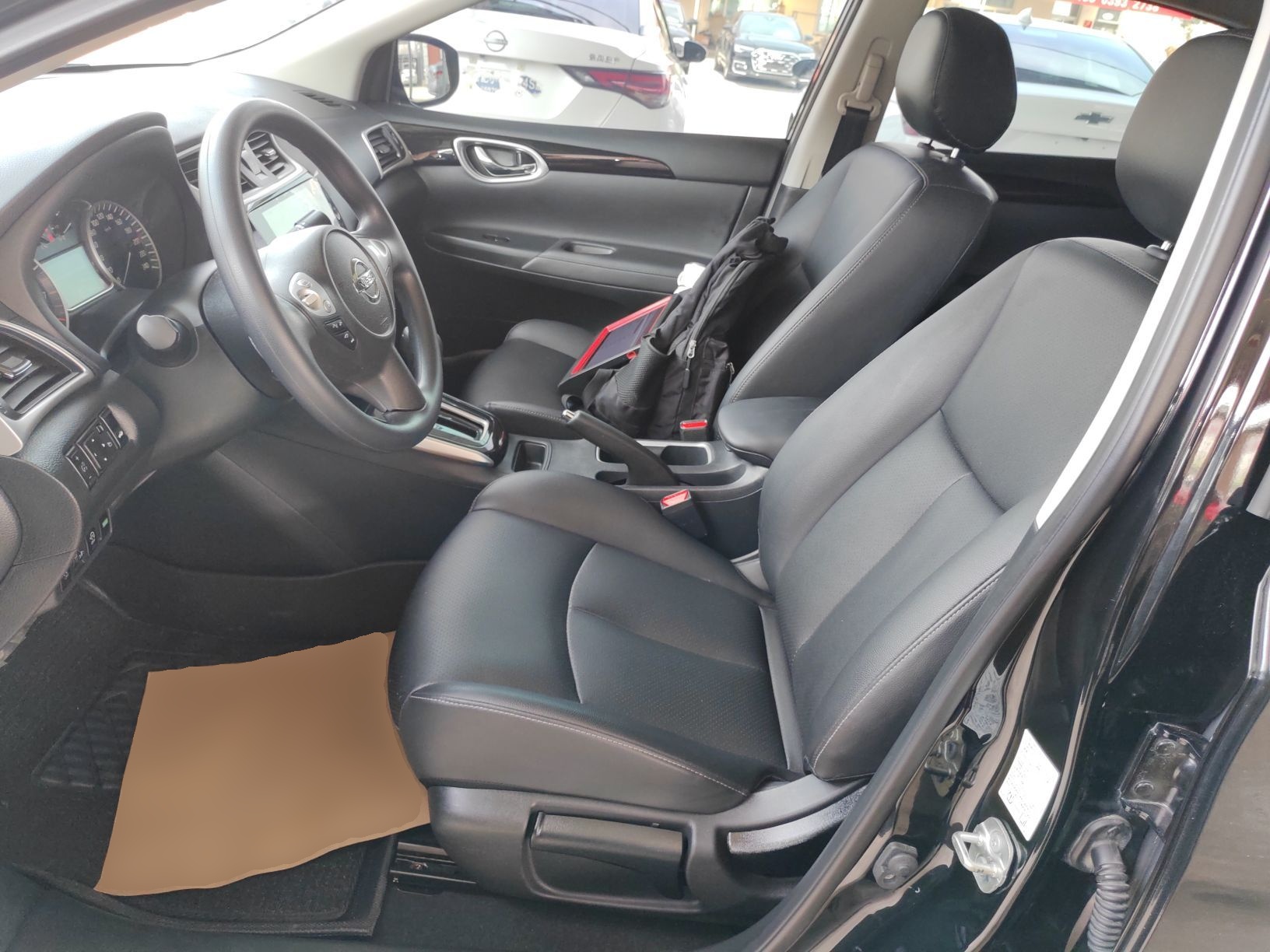 المقاعد الأمامية داخل السيارة