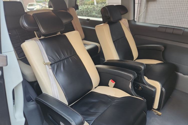 Used Mercedes-Benz Vito 2011 2.5L 7-seater executive version