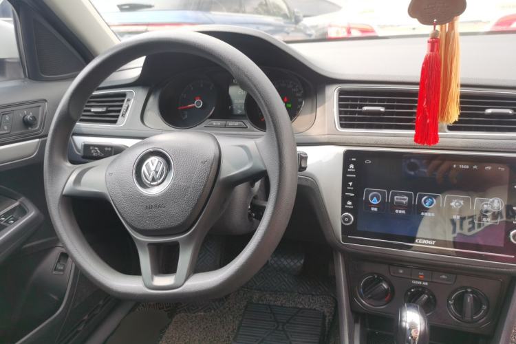 Used Volkswagen Lavida 2017 1.6L Automatic Fashion Edition Center Console