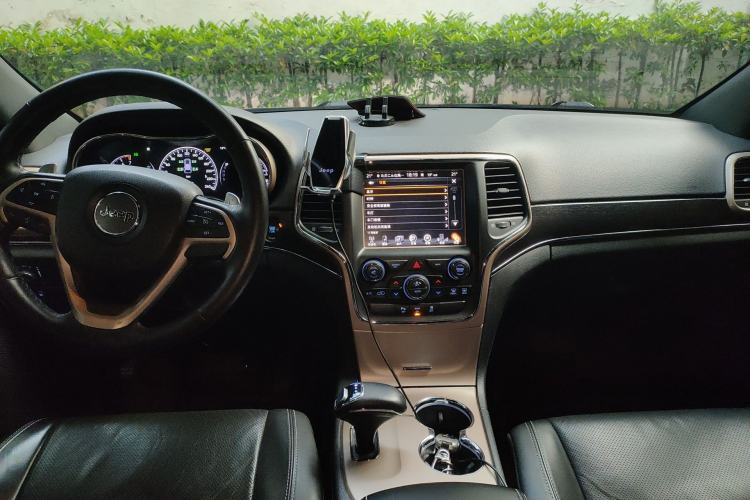 Used Jeep Grand Cherokee 2014 3.6L Elite Navigation Edition Center Console