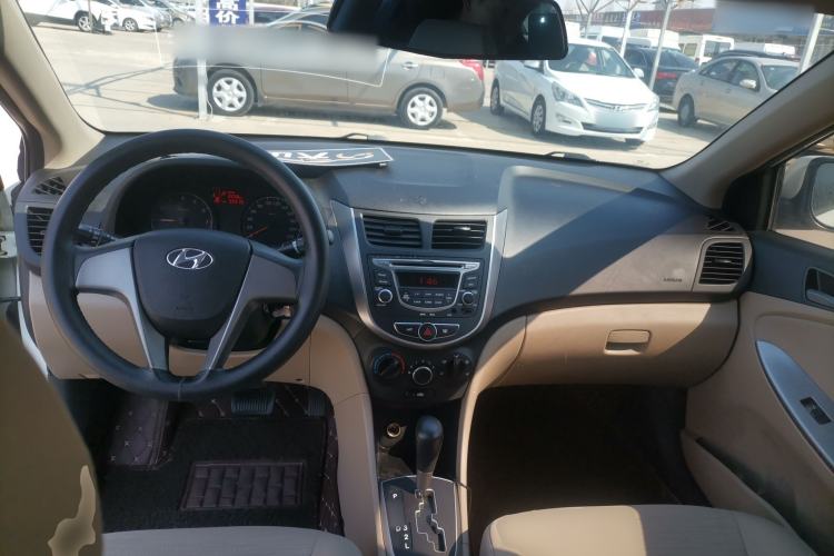Used Hyundai Verna (older generation) 2014 1.4L Automatic Smart GLS Center Console
