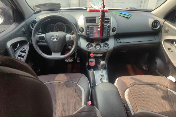 Used Toyota RAV4 2012 Luxurious 2.4L Automatic 4x4 with Stylish Features