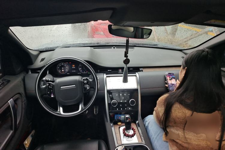 Used Land Rover Discovery Sport 2020 249 PS R-Dynamic Performance Edition Center Console