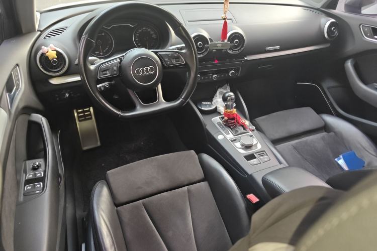 Used Audi A3 2017 Limousine 35 TFSI Sport Edition Center Console