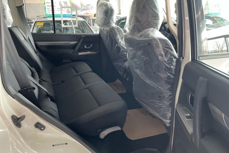 Used Mitsubishi Pajero  Interior 10