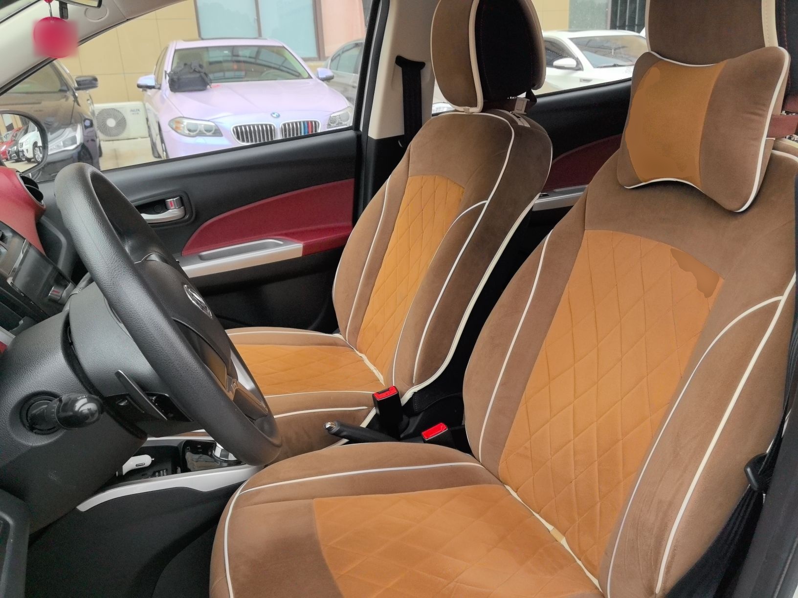 المقاعد الأمامية داخل السيارة