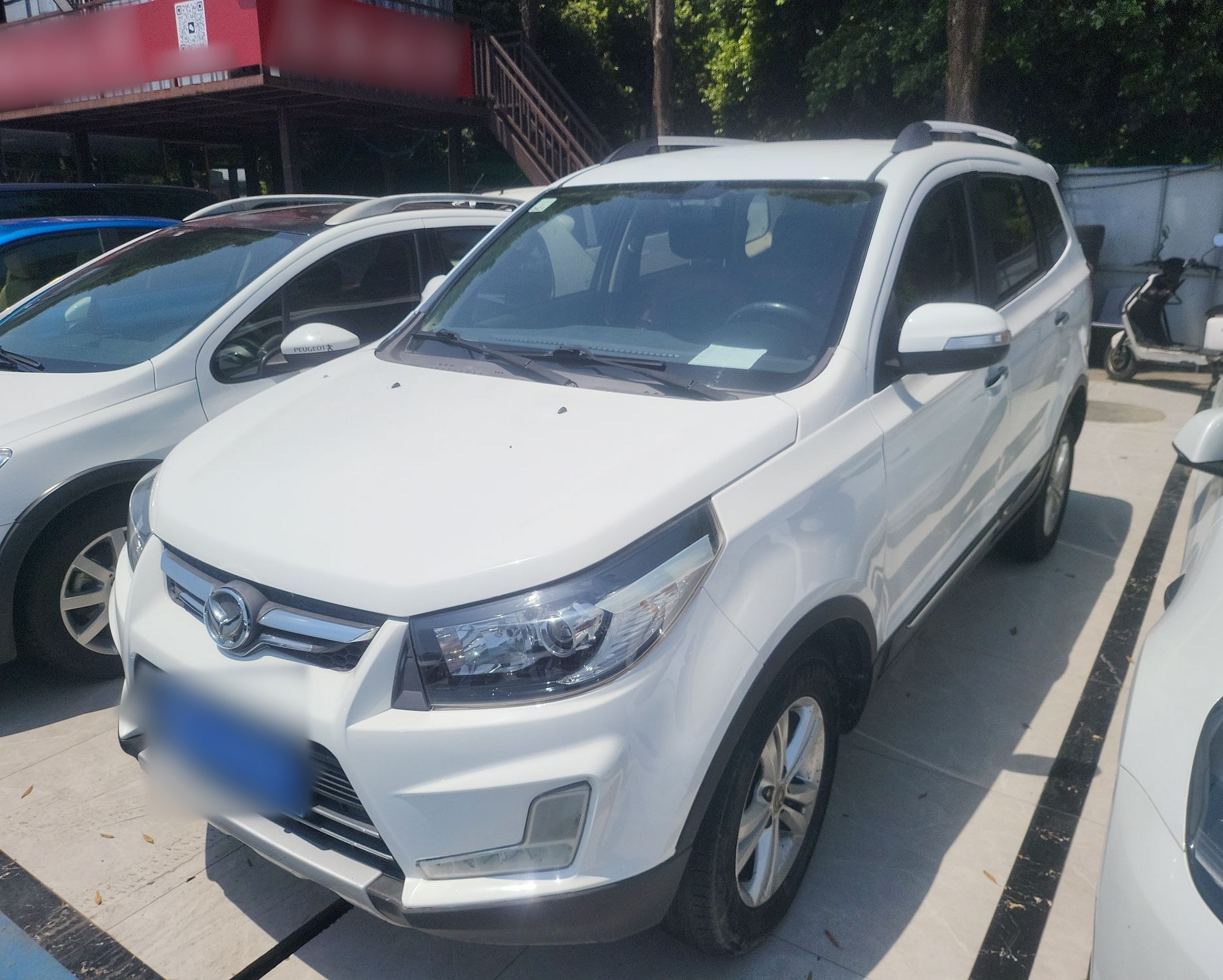 Под передней частью автомобиля