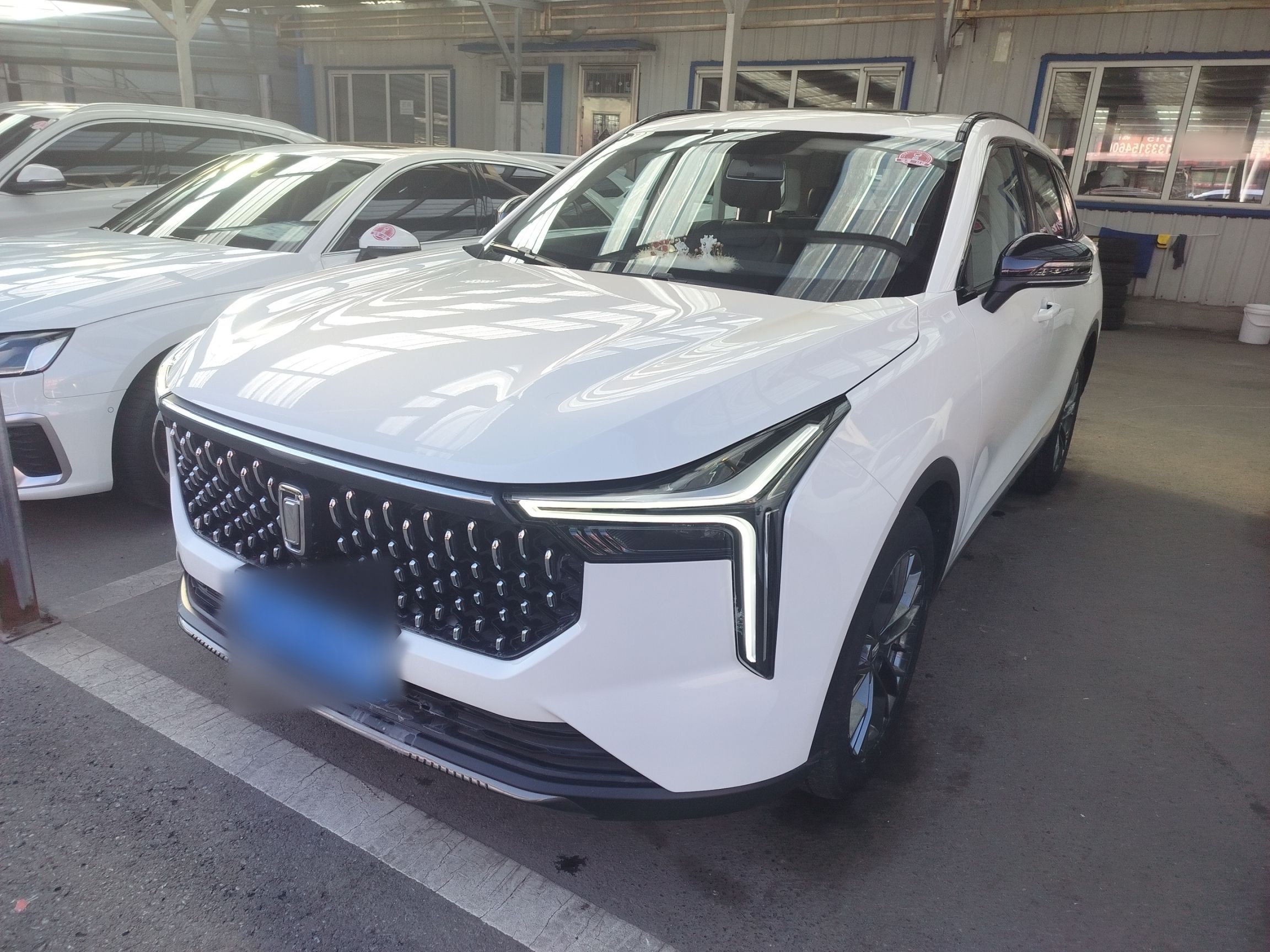 تحت مقدمة السيارة