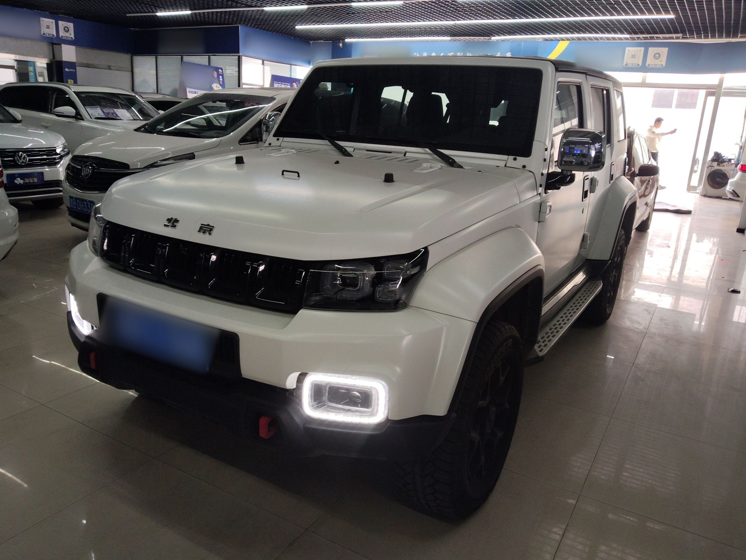 Под передней частью автомобиля