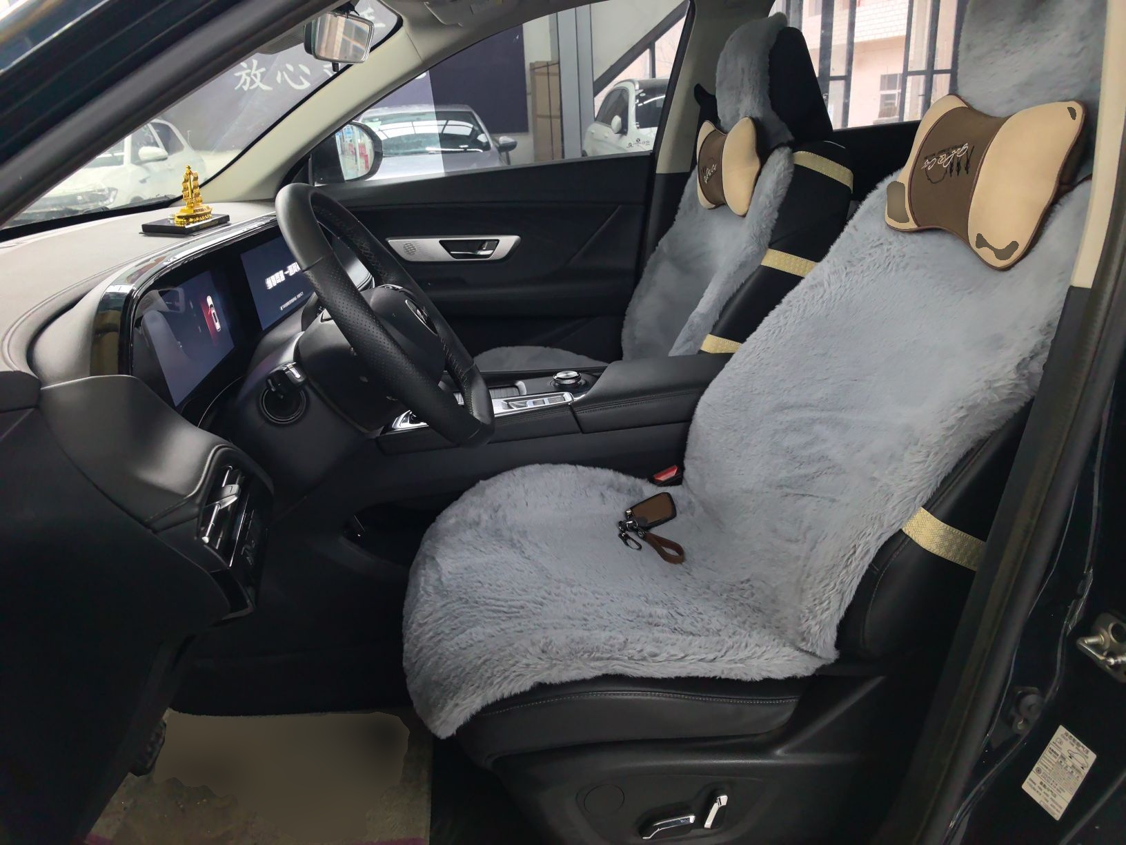 المقاعد الأمامية داخل السيارة