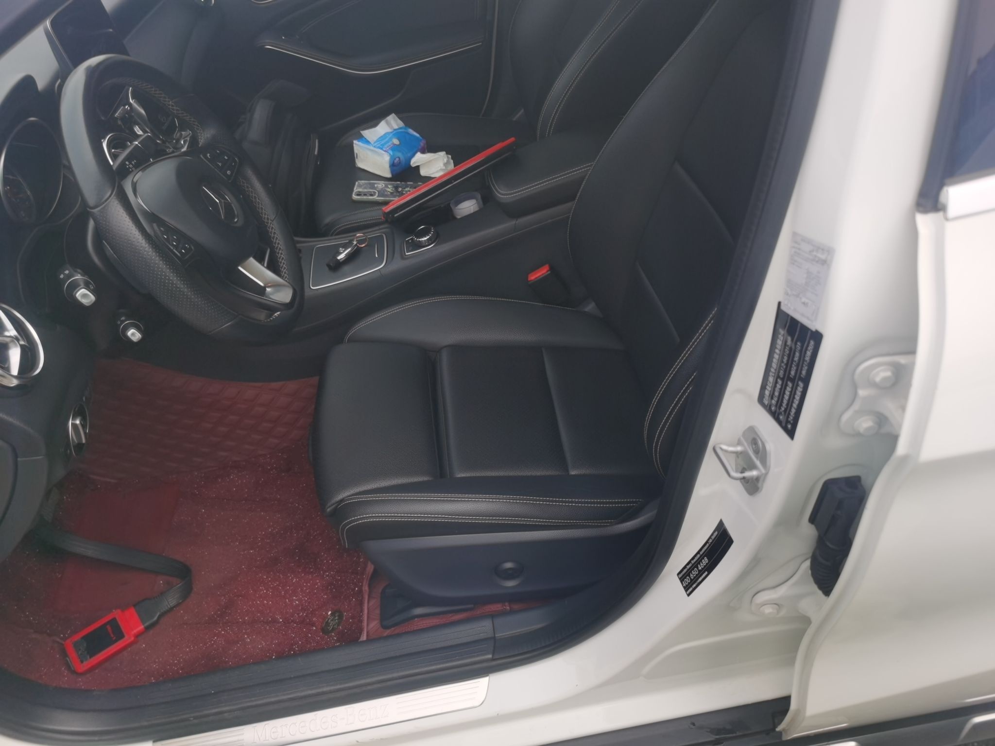 المقاعد الأمامية داخل السيارة