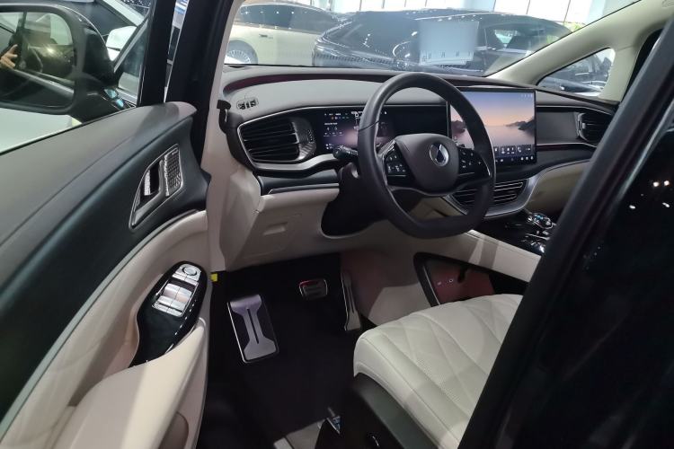 Used Denza D9 2025 DM-i Intelligent Drive 1020 Four-Wheel Drive Flagship Model
