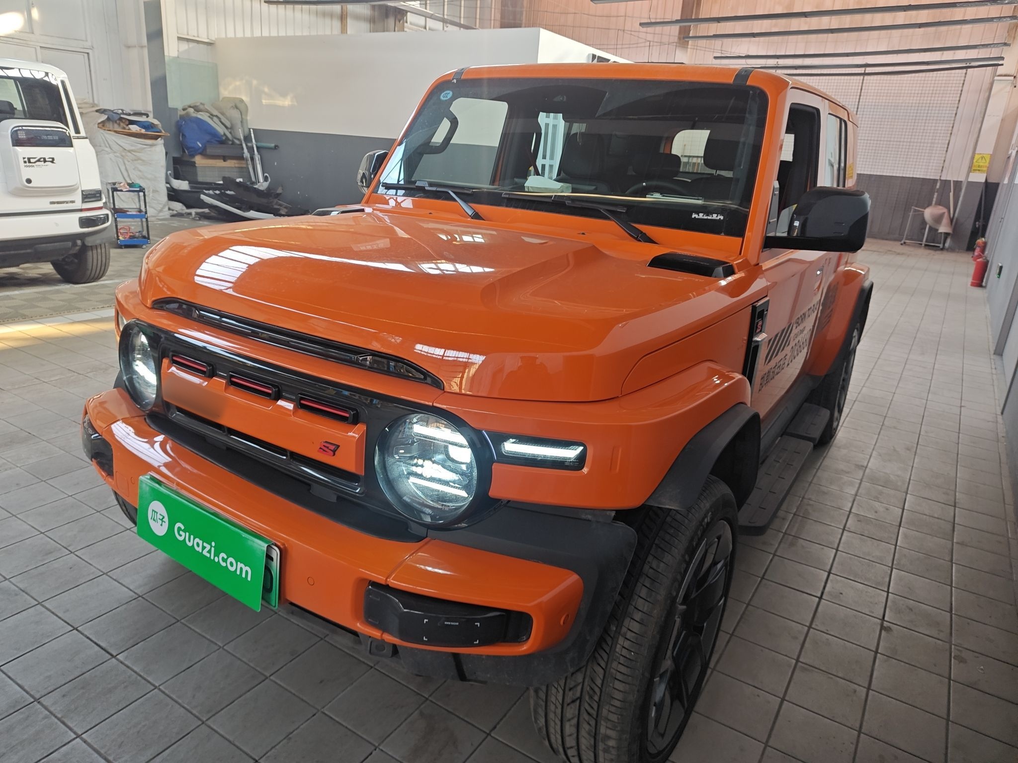 تحت مقدمة السيارة