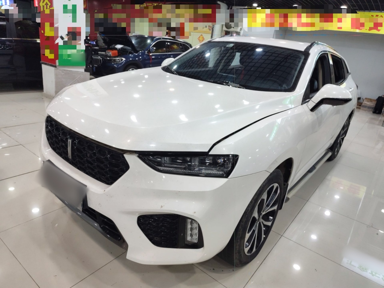 تحت مقدمة السيارة