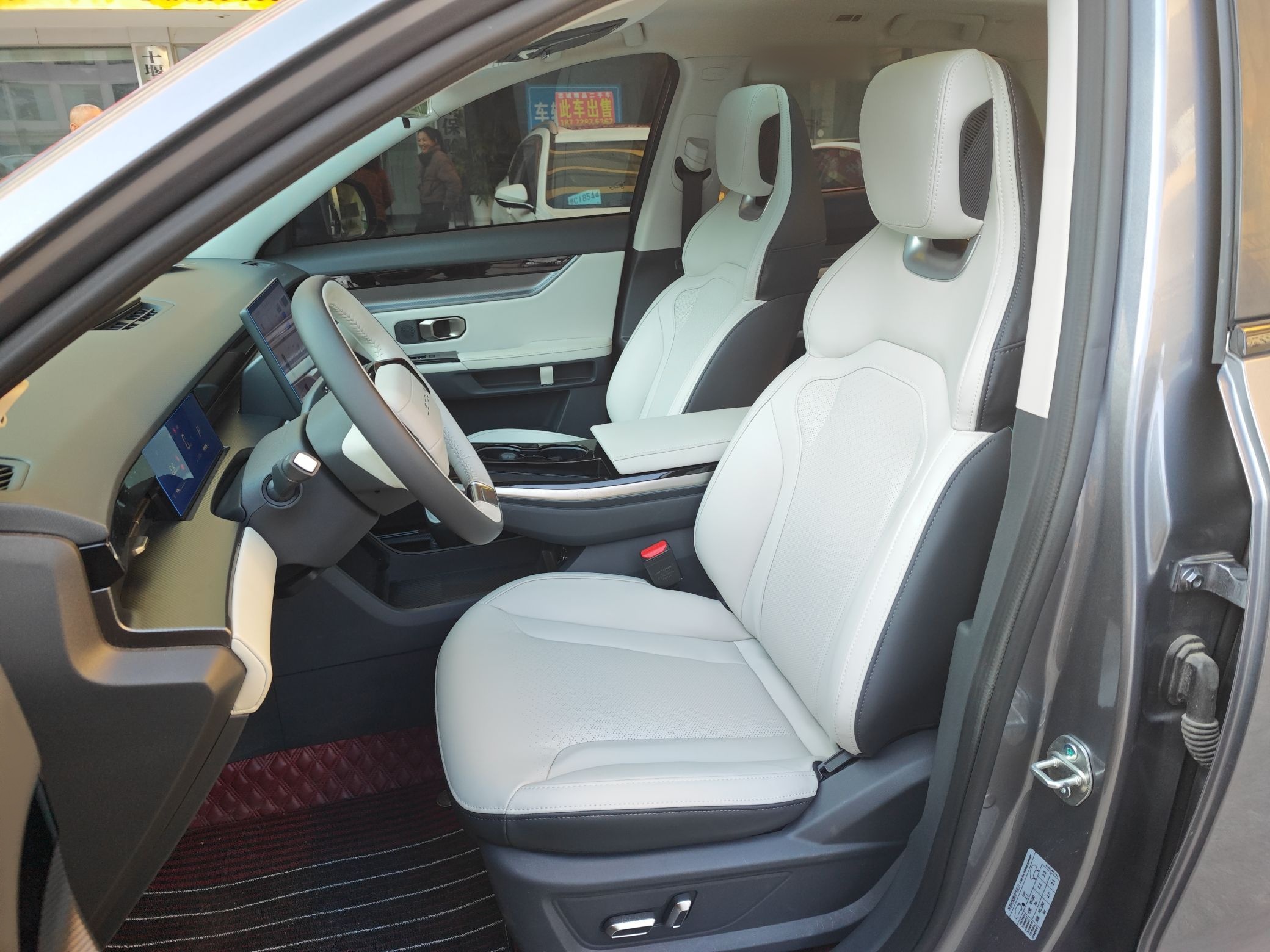 Переднее сиденье в автомобиле