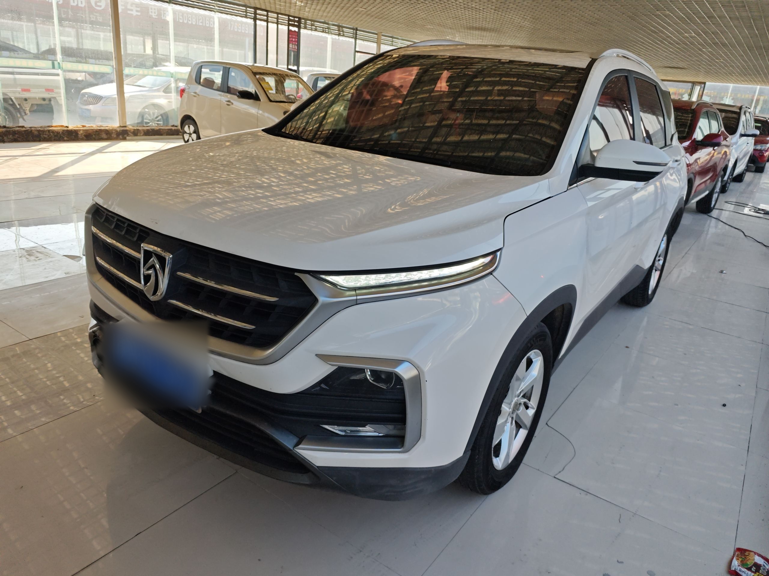 تحت مقدمة السيارة