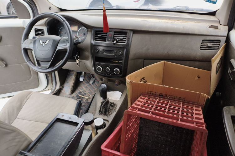 Used Wuling Rongguang V 2016 1.5L Practical Version Non-Power-Assisted Center Console