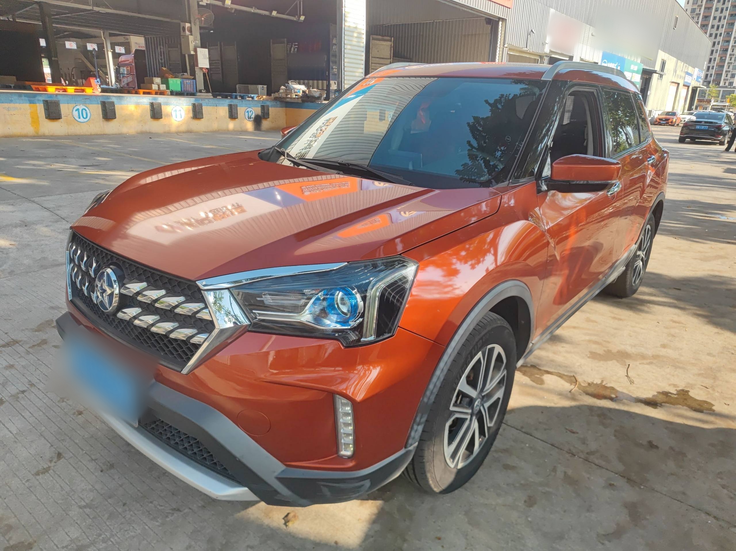 تحت مقدمة السيارة