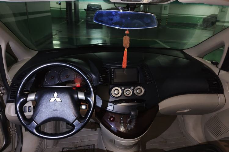 Used Mitsubishi Grandis 2007 2.4 7-Seater Comfort Edition Center Console