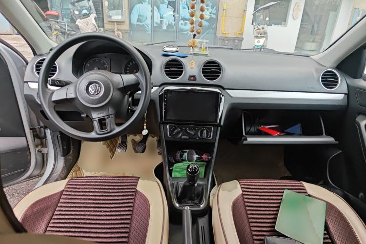 Used Volkswagen Jetta 2013 1.6L Manual Comfort Model Center Console