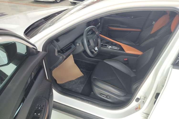 Used Changan UNI-V iDD 2023 ZhiDian iDD 1.5T 113km ZhiKu Model
