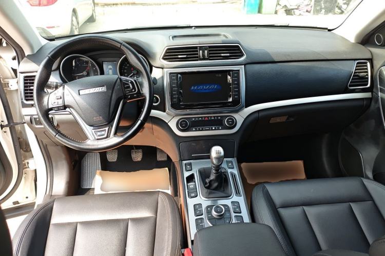 Used Haval H6 Coupe 2015 Blue Label 2.0T Manual Two-Wheel-Drive Elite Model Center Console