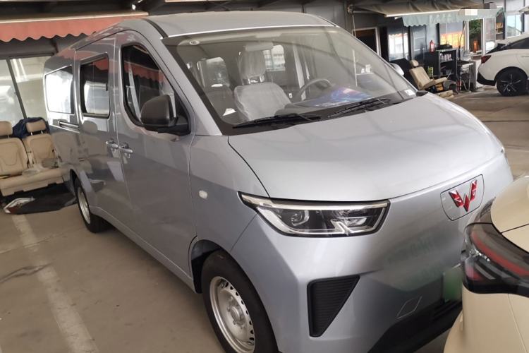 Used Wuling Yangguang 2024 300KM Comfort Version Passenger Van 75kW
